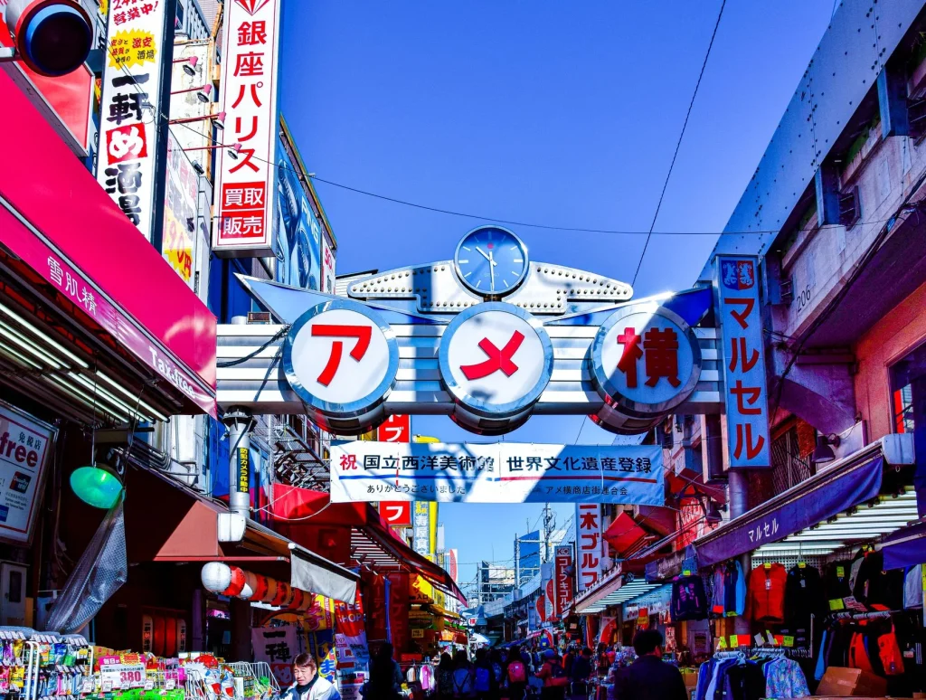 Puestos del mercado Ameyoko con gente comprando