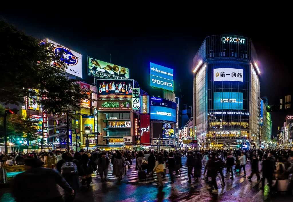 Cruce de Shibuya con luces y gente