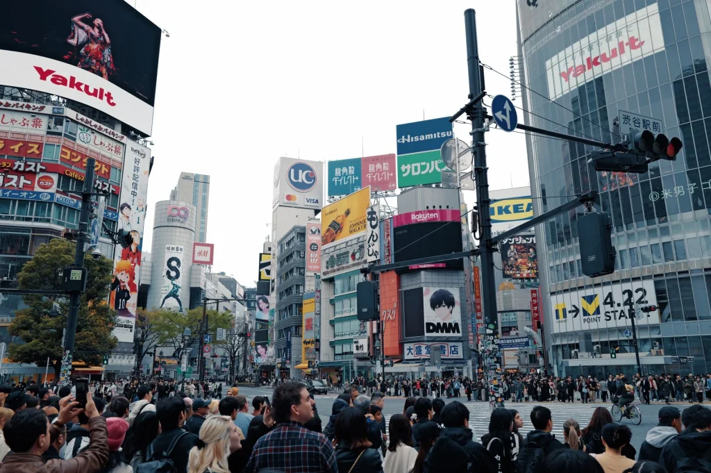Cruce de Shibuya con gente y tiendas