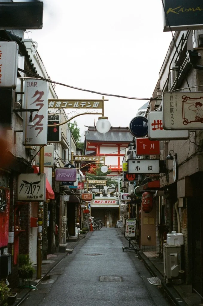 Entrada a calle estrecha con bares estilo Golden Gai