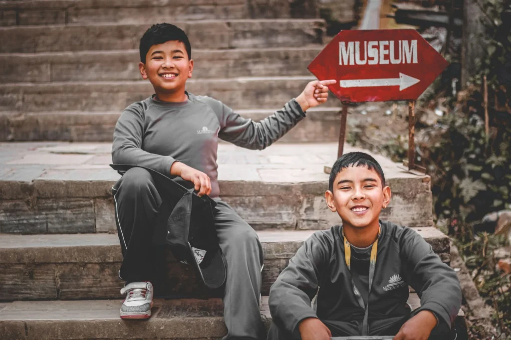 Familia visitando museo en Tokio
