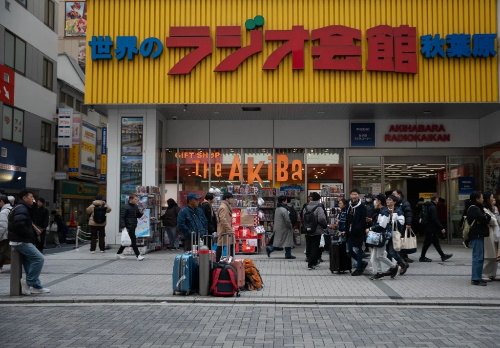 Visitantes comprando figuras en tienda de Akihabara