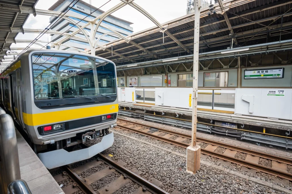 Tren privado japonés en estación