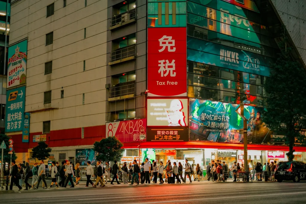 Calle Chuo-dori en Akihabara iluminada por neones