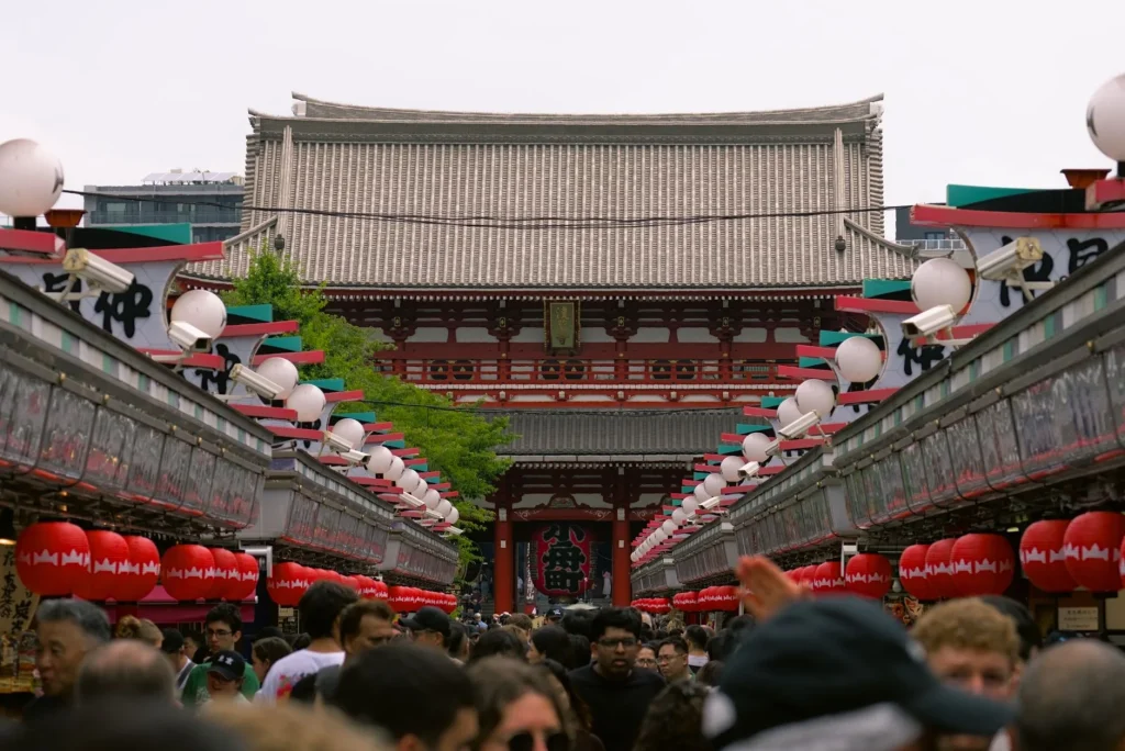 Calles tradicionales en Asakusa con faroles