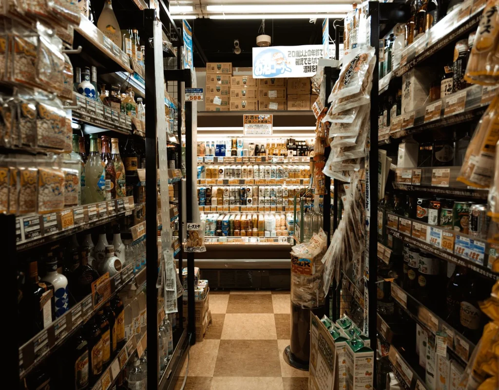 Interior de konbini japonés con estanterías