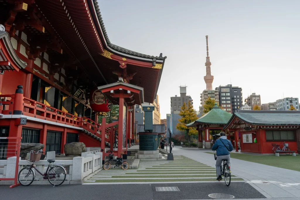 Panorámica de Tokio que combina rascacielos y templo tradicional