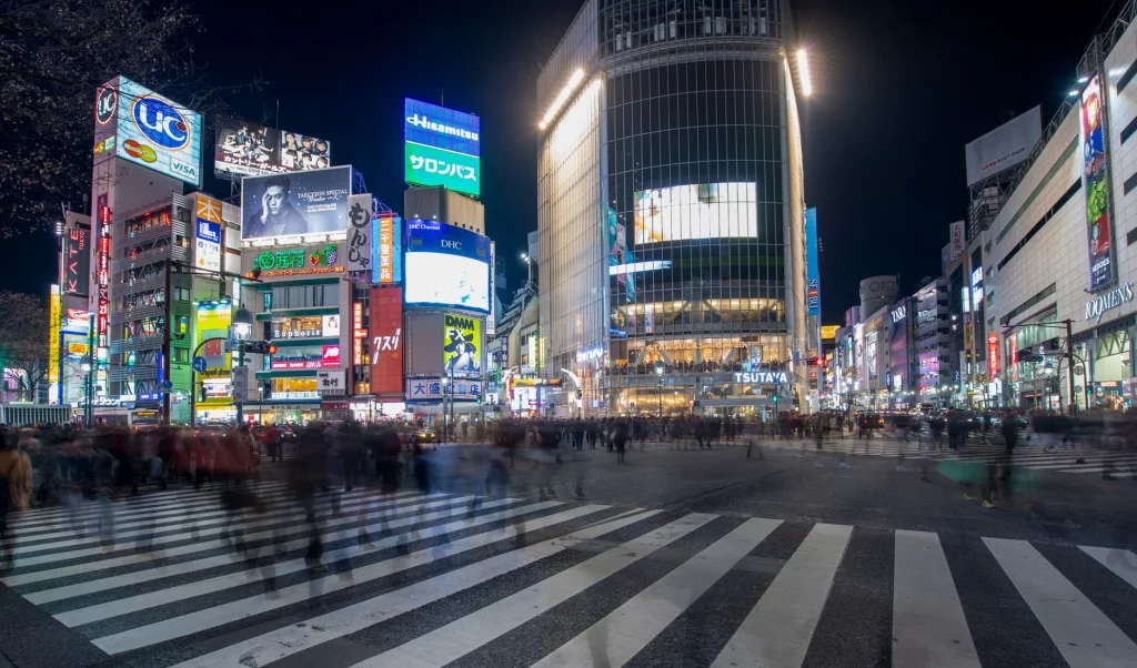 Cruce de Shibuya iluminado por la noche
