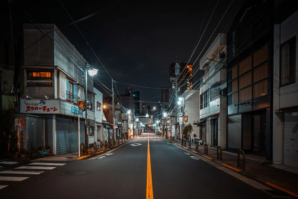 Calle nocturna en Tokio con poca gente