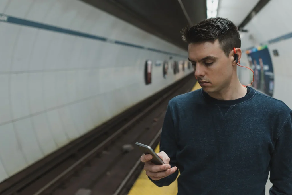 Persona mirando app de transporte en smartphone