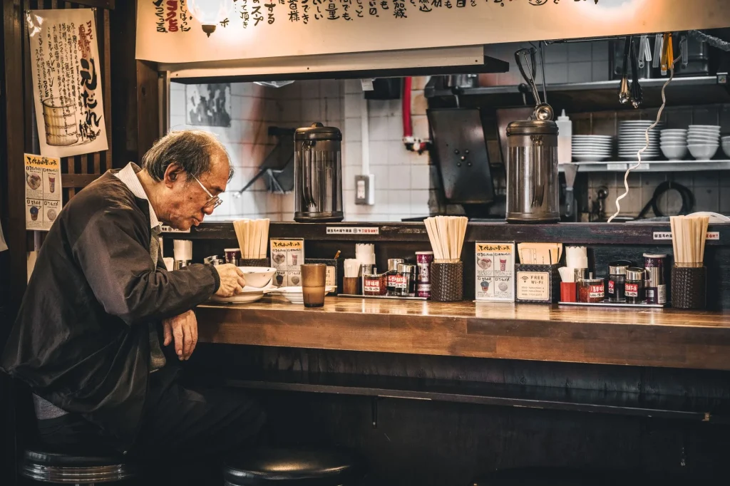 Tazón de ramen en un puesto japonés