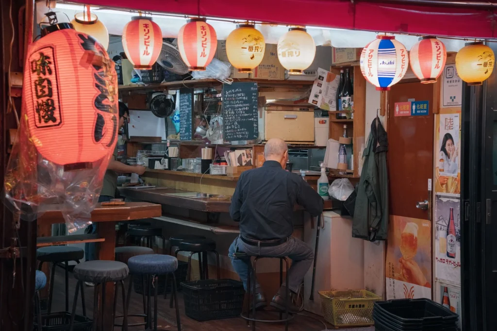 Interior de un izakaya con platos en la barra