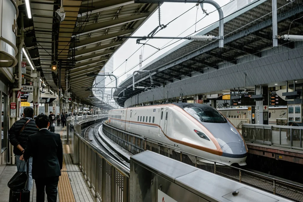 Tren JR en andén concurrido