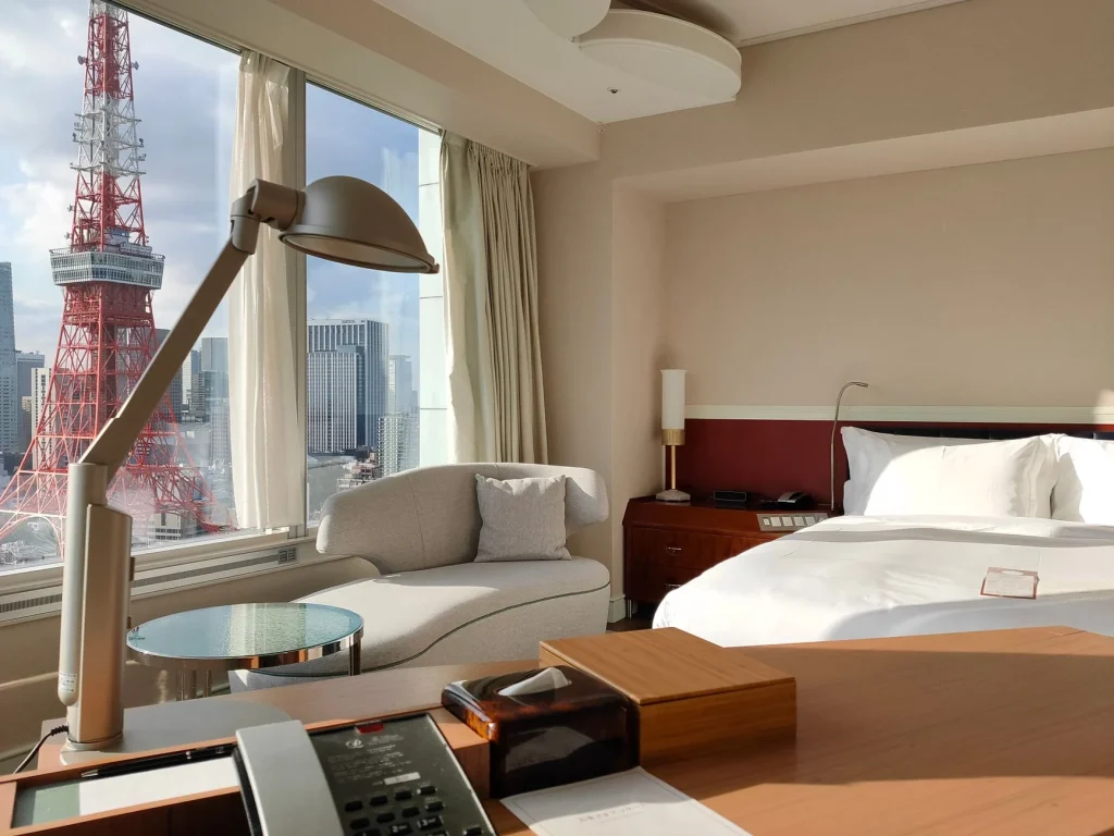 Habitación de hotel compacta en Tokio
