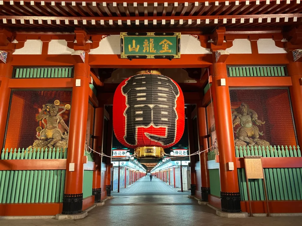 Puerta Kaminarimon y calle Nakamise en Asakusa
